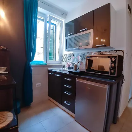 Julije Rooms