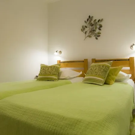 Julije Rooms