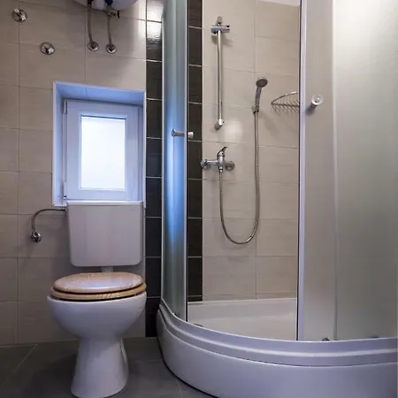 Julije Rooms